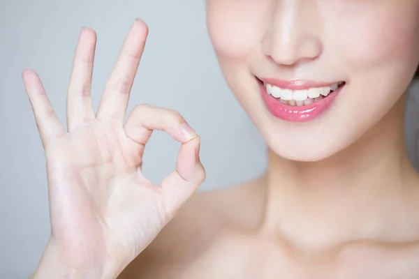 Close Beauty Woman Tooth Show Gray Background — Stock Photo, Image