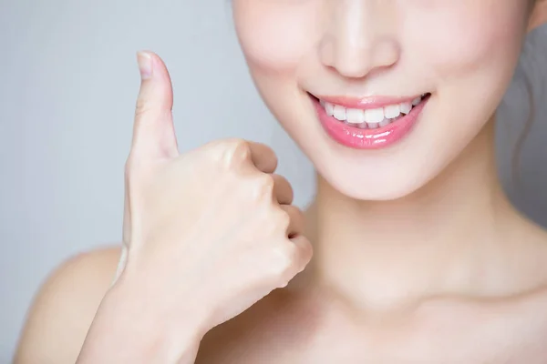 Close Beauty Woman Tooth Show Thumb Gray Background — Stock Photo, Image