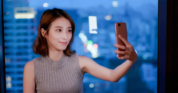 Woman Use Phone Selfie Happily Building Night — Stockfoto