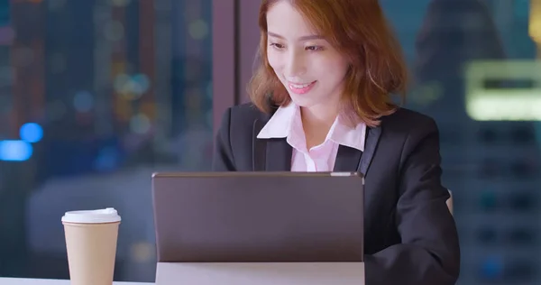 Obchodní Žena Šťastně Usmívat Používat Digitální Tablet Práce Noci — Stock fotografie