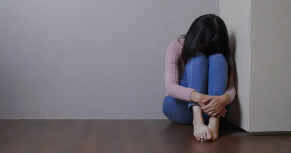 Женщина Чувствует Депрессию Сидеть Полу — стоковое фото