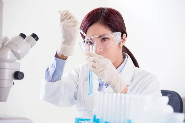 Mujer Científica Toma Tubo Ensayo Laboratorio —  Fotos de Stock