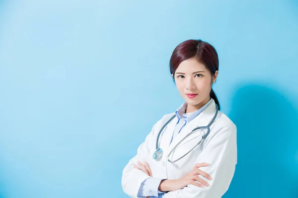 Ärztin Lächelt Sie Auf Blauem Hintergrund — Stockfoto