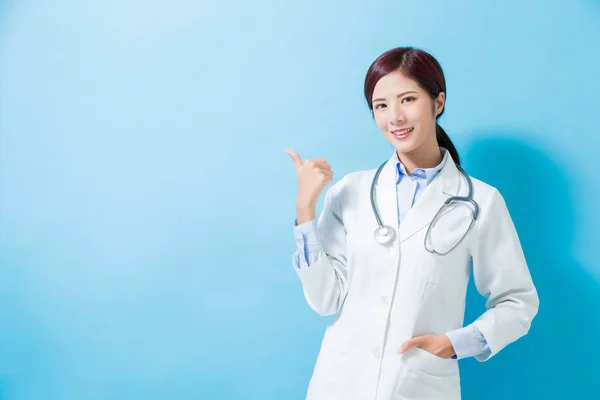 Kadın Doktor Başparmak Mavi Zemin Üzerine — Stok fotoğraf