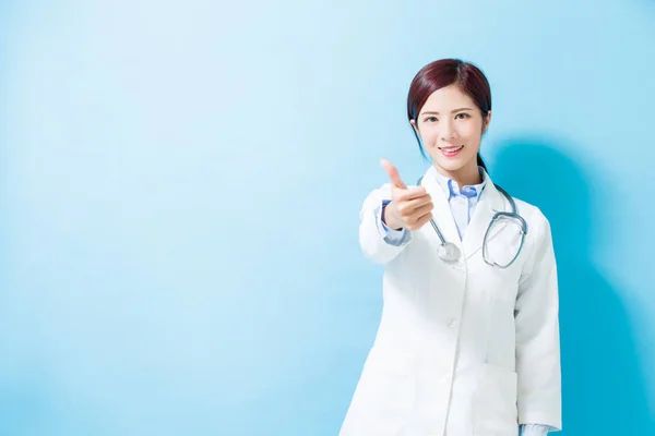 妇女医生拇指在蓝色背景 — 图库照片