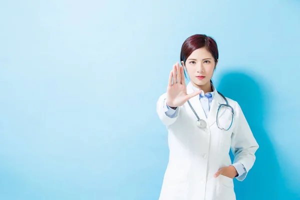 Donna Medico Mostra Stop Gesto Sullo Sfondo Blu — Foto Stock