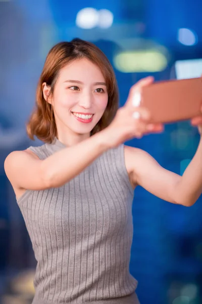 Woman Use Phone Selfie Happily Night — Stockfoto