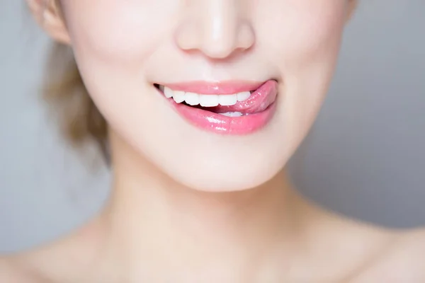 Nahaufnahme Der Schönheit Weiblicher Zähne Und Zunge — Stockfoto
