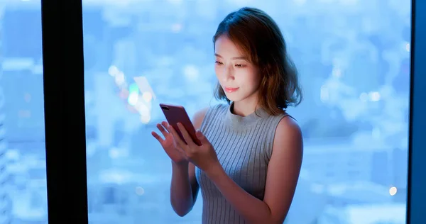 Vrouw Gebruik Telefoon Gelukkig Gebouw Nachts — Stockfoto