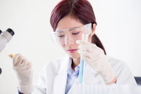 Mujer Científica Toma Tubo Ensayo Laboratorio —  Fotos de Stock