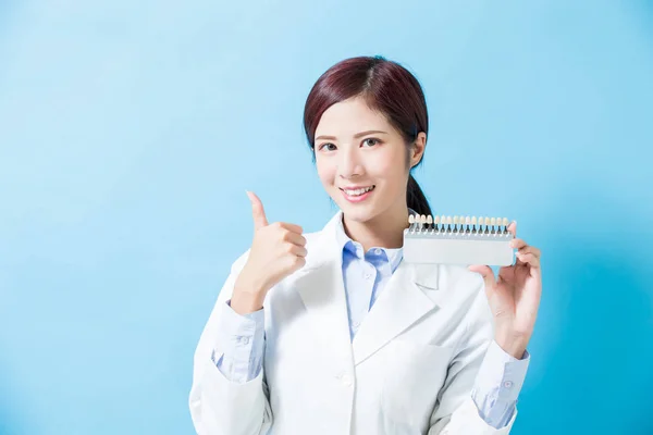 Dentist Take Tooth Whitening Tool Thumb Blue Background — Stock Photo, Image