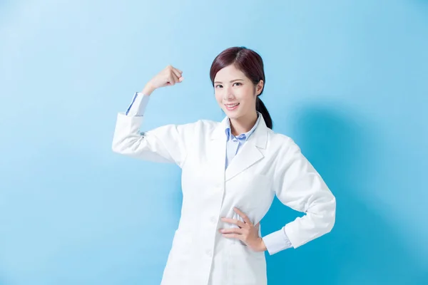 Donna Dentista Mostra Braccio Forte Sullo Sfondo Blu — Foto Stock