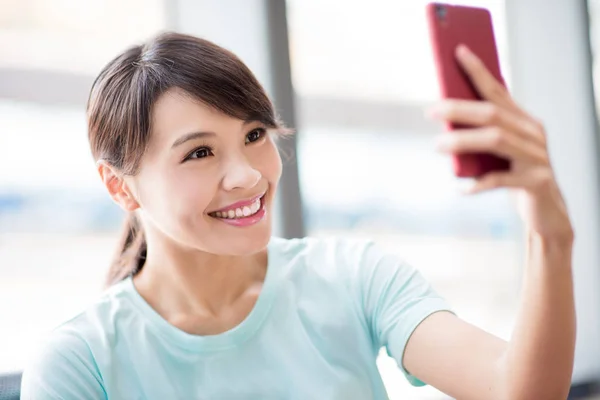 Frau Benutzt Handy Selfie Glücklich Bahnhof — Stockfoto