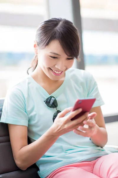 Femme Asseoir Utiliser Téléphone Heureusement Dans Station — Photo