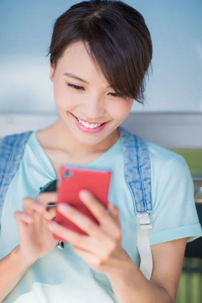 Vrouw Staan Gebruik Van Telefoon Gelukkig Het Station — Stockfoto