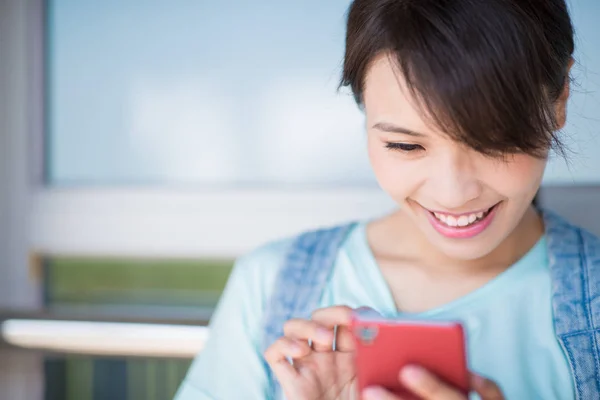 Vrouw Staan Gebruik Van Telefoon Gelukkig Het Station — Stockfoto