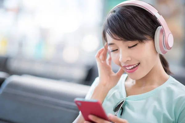 Mulher Usar Telefone Ouvir Música Estação — Fotografia de Stock