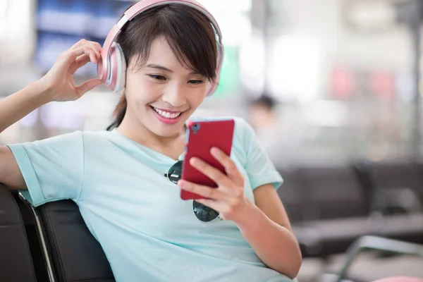 Mulher Usar Telefone Ouvir Música Assistir Vídeo Estação — Fotografia de Stock