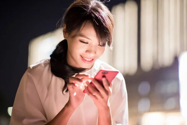 Жінка Використовує Телефон Щасливо Торговим Центром Вночі — стокове фото