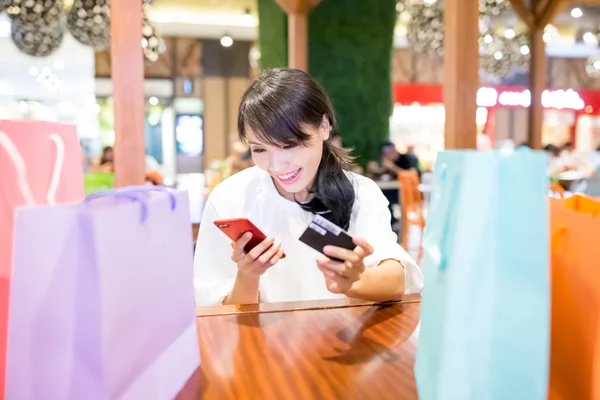 Uso Teléfono Tarjeta Crédito Restaurante —  Fotos de Stock