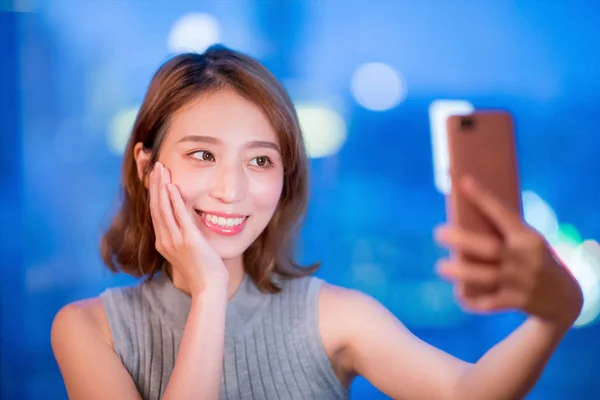 Mulher Usar Telefone Selfie Feliz Noite — Fotografia de Stock