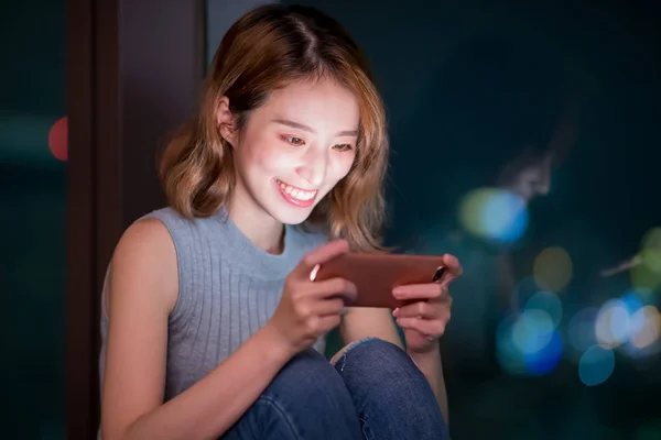 Vrouw Mobiele Spel Gelukkig Binnen Bij Nacht — Stockfoto