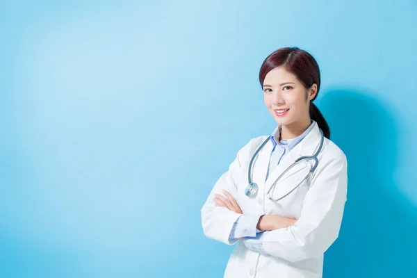 Mujer Médico Sonrisa Usted Fondo Azul —  Fotos de Stock