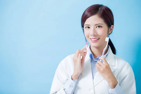 Mujer Dentista Tomar Cepillo Dientes Cepillo Interdental Fondo Azul —  Fotos de Stock