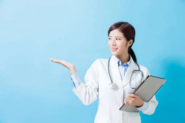 Mujer Médico Mostrar Algo Tomar Tableta Fondo Azul —  Fotos de Stock