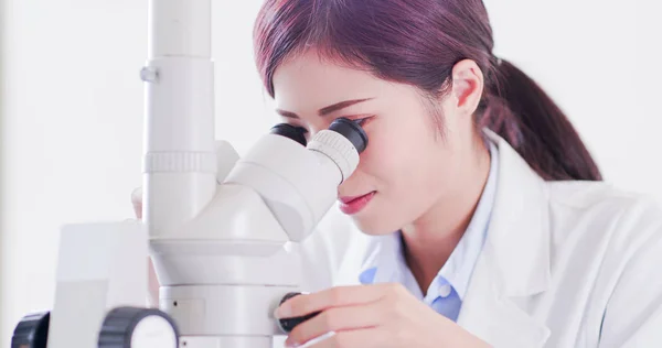 Kadın Bilim Adamı Kullanma Mikroskop Laboratuvarı — Stok fotoğraf