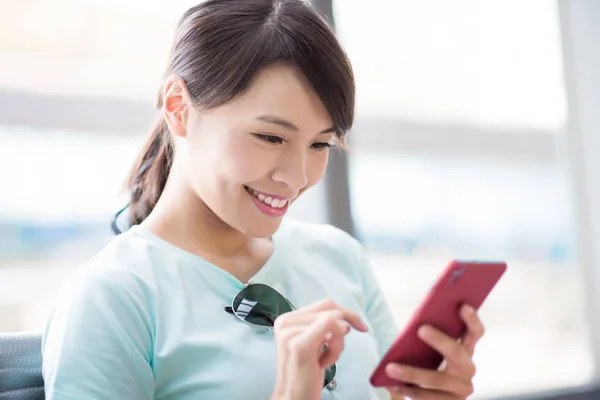 Vrouw Zitten Gebruik Van Telefoon Gelukkig Het Station — Stockfoto