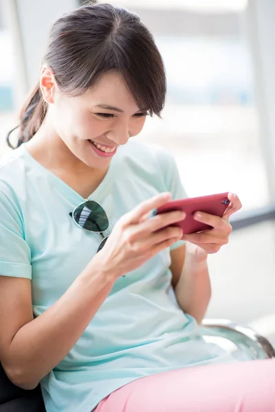 Vrouw Gebruik Van Telefoon Mobiele Spel Het Station — Stockfoto