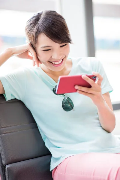 Mujer Usar Teléfono Ver Películas Estación —  Fotos de Stock