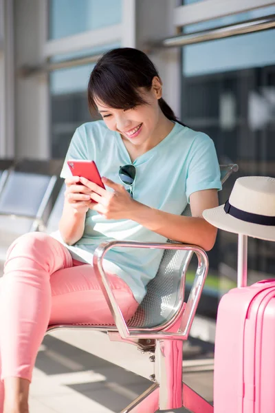 Woman Sit Use Phone Happily Station — Stock Photo, Image