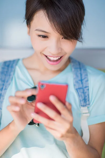 Mujer Pie Usar Teléfono Felizmente Estación — Foto de Stock