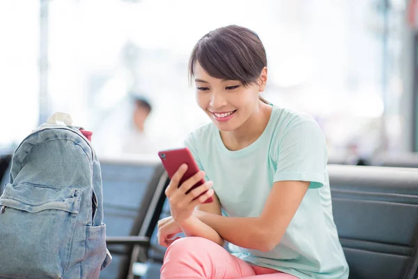 Vrouw Zitten Gebruik Van Telefoon Gelukkig Het Station — Stockfoto