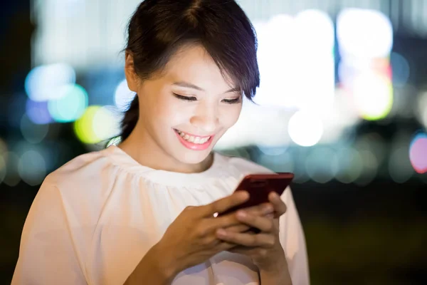 Vrouw Gebruik Van Slimme Telefoon Gelukkig Tekstbericht Bij Nacht — Stockfoto