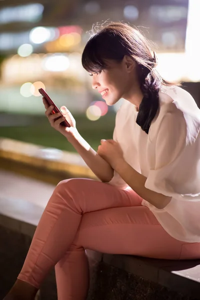 Vrouw Gebruik Van Telefoon Gelukkig Met Winkelcentrum Nachts — Stockfoto