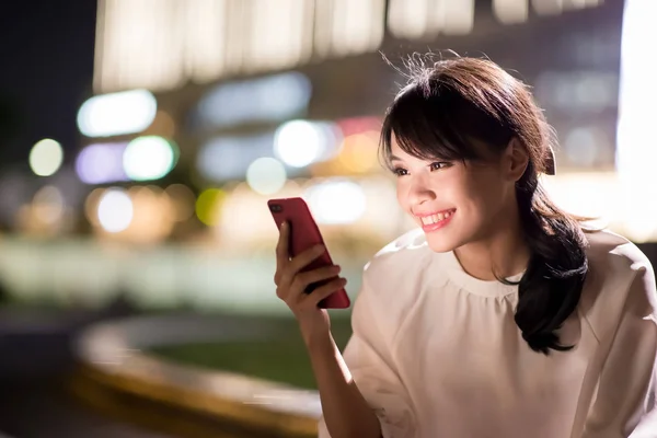Woman Use Phone Happily Shopping Mall Night — Stock Photo, Image