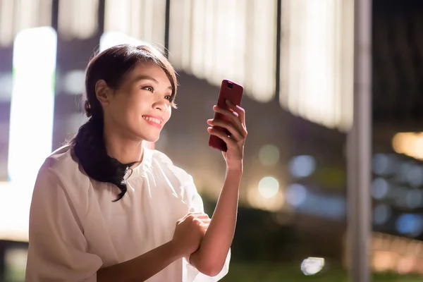 Vrouw Gebruik Van Telefoon Gelukkig Met Winkelcentrum Nachts — Stockfoto