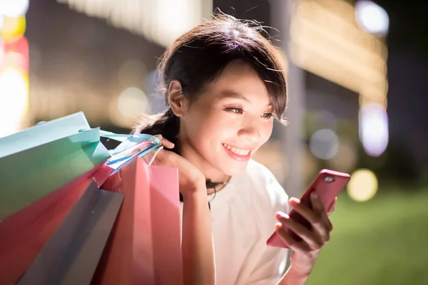 Kobieta Szczęśliwie Wykorzystywać Telefon Oraz Torba Zakupy — Zdjęcie stockowe