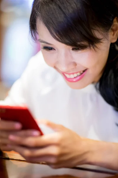 Kvinne Bruker Telefon Med Glede Med Sin Handlepose Restauranten – stockfoto