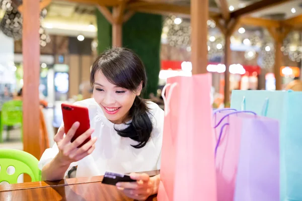 Ženy Používají Telefon Kreditní Kartu Restauraci — Stock fotografie