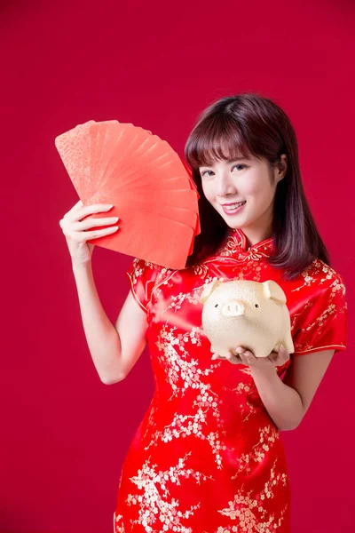 Schönheitskönigin Zeigt Goldenes Sparschwein Und Roten Umschlag Chinesischen Neujahr — Stockfoto