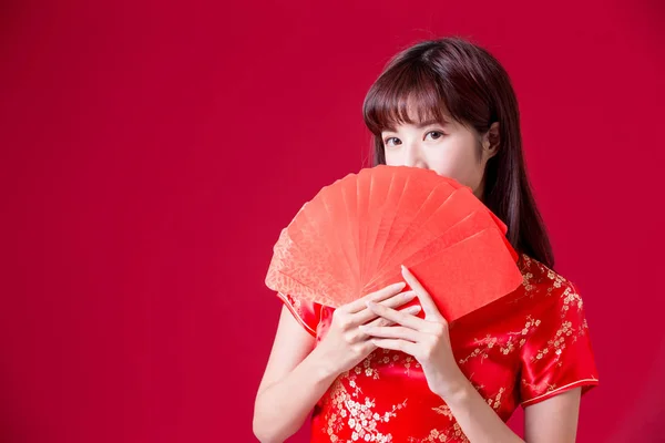 Schoonheid Vrouw Cheongsam Draagt Hongbao Chinees Nieuwjaar Weergeven — Stockfoto