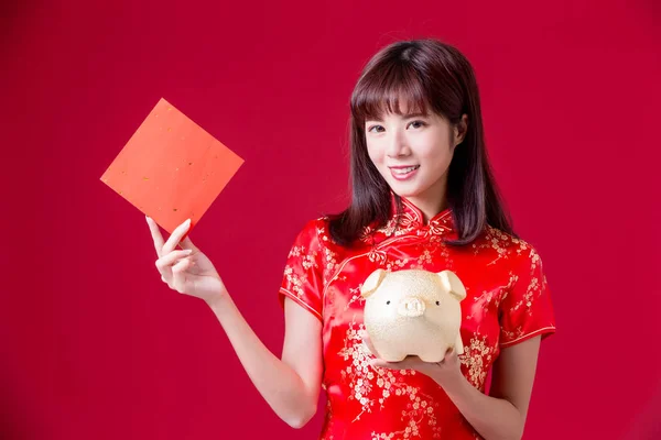 Schönheitskönigin Zeigt Goldenes Sparschwein Und Leere Frühlingsfest Couplets Chinesischen Neujahr — Stockfoto