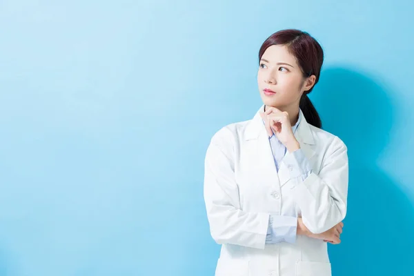 Mujer Dentista Mirada Seria Algún Lugar Fondo Azul — Foto de Stock