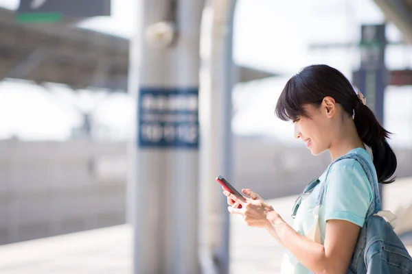 Mujer Pie Usar Teléfono Felizmente Estación — Foto de Stock