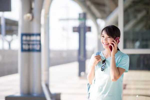 幸福駅で電話で話す女性 — ストック写真