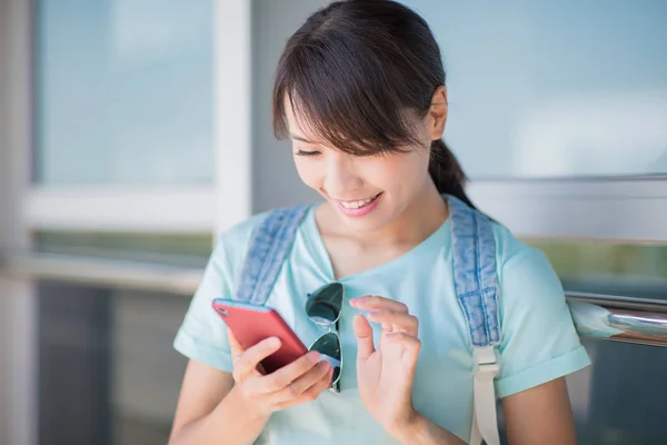 Kvinna Stå Och Använda Telefon Glatt Stationen — Stockfoto